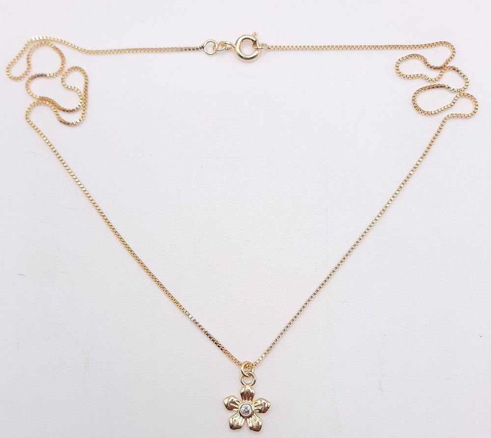 Colar Com Florzinha